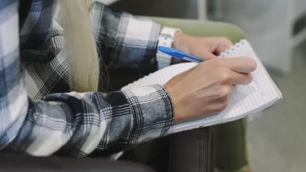 Le mani femminili rapidamente scrivono il testo in un notebook. Lezione sulla correzione del sopracciglio o sul trucco . — Video Stock
