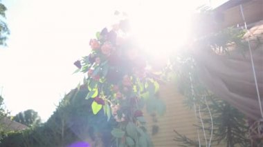 Güzel dekorasyonu için Yaz Bahçesi düğün kemer. Çiçekleri ile güneş parlar.