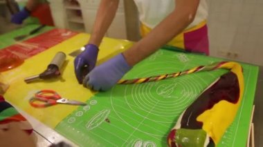 Üretimi karamel şekerler, karamelli şeker kesme master. Lolipop yapma süreci.