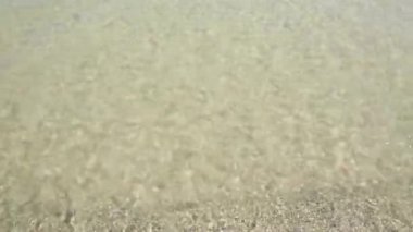 Su yüzeyinde yaz güneş yansımaları. Deniz ya da okyanus kıyısında güzel altın kum.