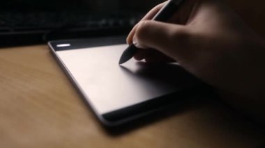 Grafik tablet ile çalışan tasarımcı eller bir adam için bir bilgisayar, yumuşak odak sinematik bakışla vurdun tablet çizim ile çalışma.