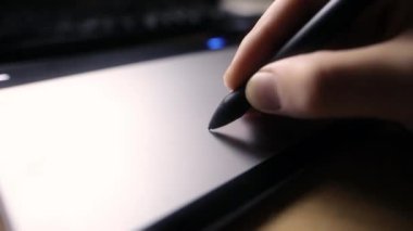 Yaratıcı worl. Grafik kalem tablet ile çalışan genç beyaz tasarımcı eller bir adam için bir bilgisayar, yumuşak odak sinematik bakışla vurdun tablet çizim ile çalışma.