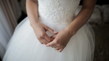 Elleri onun damat için bekleyen gelinin. Closeup çekim.