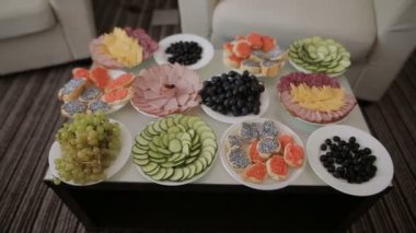 Yemekler masaya servis. Bir otel odasının sehpa üzerinde Konuklar için Resepsiyon düğün.
