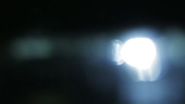 Renkli ışık darbeleri ve yanıyor. Güzel ışık sızıntısı ile koyu arka plan üzerinde. Gerçek objektif mercek parlamaları soyut hareket arka plan için mükemmel.