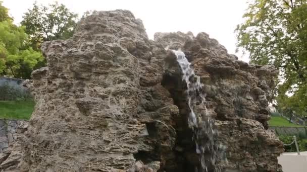 Bella fontana a cascata in pietra in giardino. Primo piano sull'acqua che cade . — Video Stock