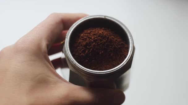 白人のバリスタは、アルミニウム コーヒー メーカーで香り豊かなイタリア コーヒーを準備します。男は、伝統的な方法で濃いブラック コーヒーを調理する方法を示しています。焙煎アラビカ、ロブスタ オットーコンロエスプレッソ萌香鍋. — ストック動画