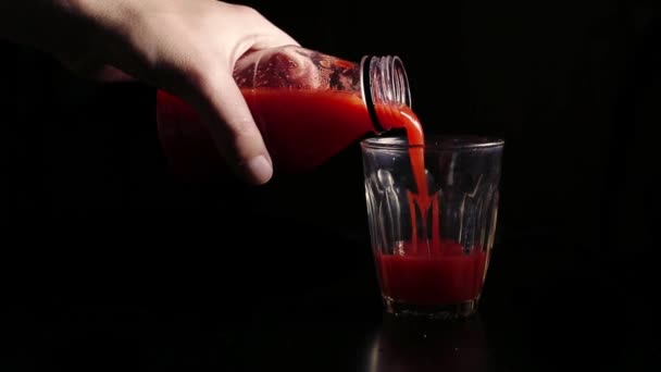 Le mani di uomini versano il succo di pomodoro freddo dalla bottiglia di plastica in un bicchiere. Un concetto di stile di vita sano. Preparazione cocktail Bloody Mary . — Video Stock