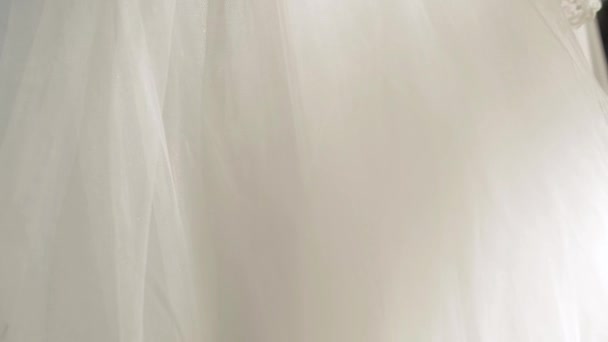 Tissu comme toile de fond. Voile de mariage de la mariée en tulle blanc. Concentration sélective . — Video