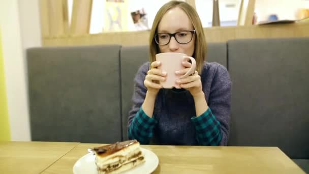 Výraz obličeje negativní emoce. Mladá dívka s brýlemi nešťastný s její čaj a ona je pobouřen a chce náhradu. Žena je unavená, bez chuti potravin a špatné nápojů. — Stock video