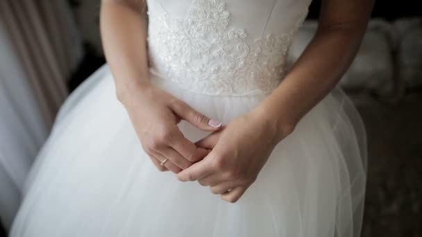 Handen van de bruid wachten op haar bruidegom. Close-up shot. — Stockvideo