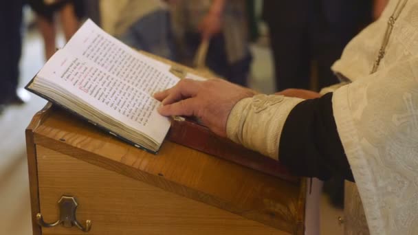 Kněz čtení bible v církvi — Stock video