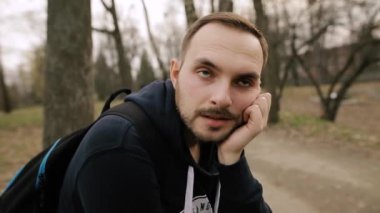 Gözleri haddeleme ve yüzünü el ile dokunmak sakallı adam.