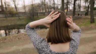 Düz saçları at kuyruğu, yapım saç modeli, ipe kadın arkadan görünüm. Saç bakım kavramı.