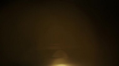 Hızlı hareket eden ışık bakliyat ve parlıyor. Güzel mercek parlaması ve hafif sızıntı.