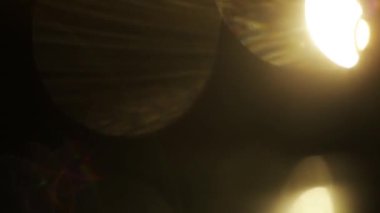 Sarı renkli bokeh bakliyat ve yanıyor. Koyu arka plan üzerinde sıcak renk tonu güzel ışık sızıntısı.