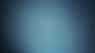 Hızlı karanlıkta ışık darbeleri soğuk bir ışın.