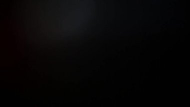 Soğuk tonlarda karanlıkta hareket soyut bokeh. Hızlı hızlı.