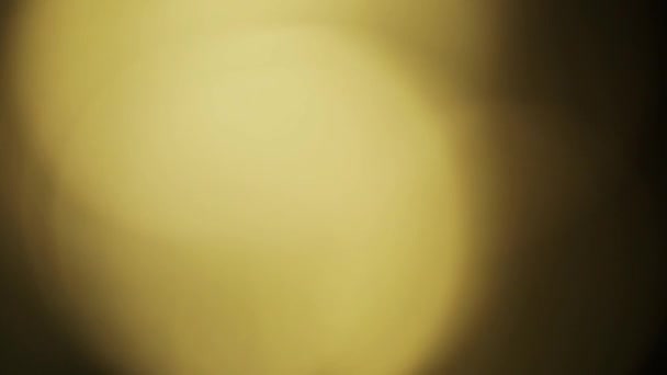 暗い部屋で黄色いボケ パルスをデフォーカス. — ストック動画