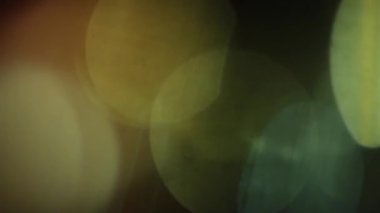 Renkli ışık darbeleri ve yanıyor. Koyu arka plan üzerinde güzel ışık sızıntısı.