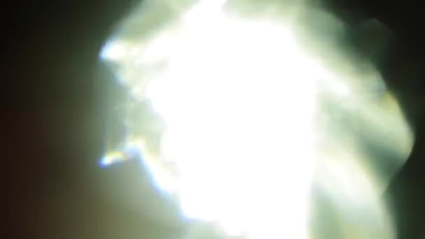 Futuristisches Licht, das von Kristallpulsen reflektiert wird und leuchtet. schönes Leck im Dunkeln. — Stockvideo