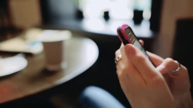 Kadın el kafede kısa mesaj gönderme kapat