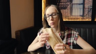 Kız lezzetli sulu tavuk döner, eğleniyor yiyor.