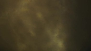 Hareketli ışık darbeleri ve ışımalar sıcak sarı bokeh.