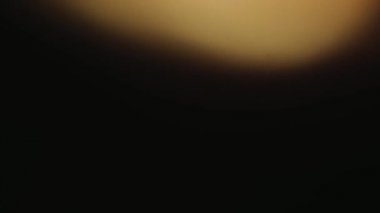 Işık darbeleri ve yanıyor. Koyu arka plan üzerinde sıcak renk ışık sızıntısı.