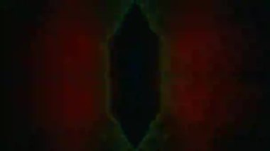 Gerçeküstü gökkuşağı canlı, parlak doksanlı yıllar hissi..