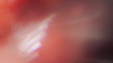 Renkli ışık cam parçasından geçer. Gerçeküstü psikedelik ışık sızıntısı.