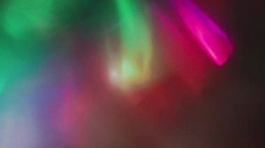 Cam parçasından geçen sıradan bir ışık. Holografik renkler. 