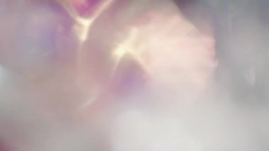 Renkli yanardöner ışık cam parçasından geçer. Sürrealist psikedelik arkaplan.