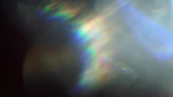 現実の虹のホログラフィック輝くボケの背景、幻想的な光漏れ、 90年代の気分. — ストック動画