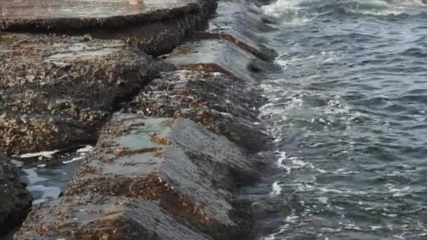 Belas ondas do mar bater em rochas de praia no Mar Negro . — Vídeo de Stock