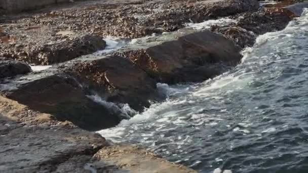 Ondas do mar colidem em rochas de praia no Mar Negro . — Vídeo de Stock