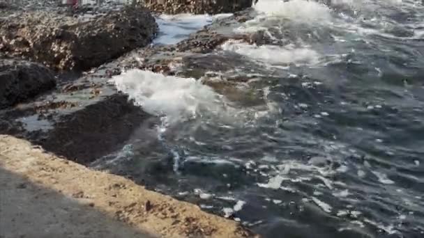 Deniz dalgaları kıyıya vuruyor, Karadeniz 'deki rıhtımın manzarası. — Stok video