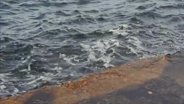 Água salgada do mar quebrar no cais em câmera lenta 120 fps . — Vídeo de Stock