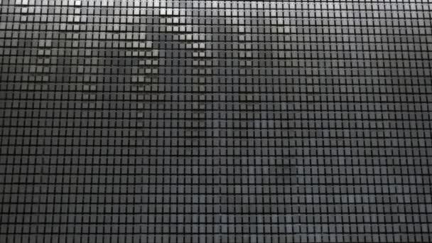 Настоящие металлические серебристо-серые квадратные блоки, мерцающие на ветру, динамичная текстура . — стоковое видео