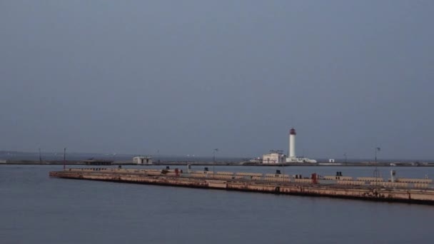 Farol solitário no porto de Odessa, na Ucrânia . — Vídeo de Stock