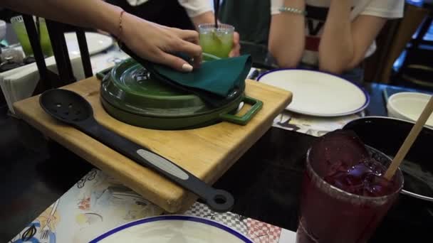 O garçom serve aos hóspedes paella com frutos do mar e legumes um prato tradicional espanhol . — Vídeo de Stock