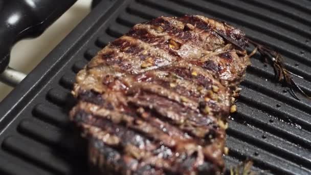 Sappige chuck eye roll steak, een groot stuk gemarineerd gegrild vlees. — Stockvideo