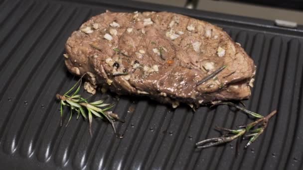 Chuck Eye Roll saftig appetitlich Steak auf einem heimischen Elektrogrill saftig gegrilltes mariniertes Fleisch. — Stockvideo