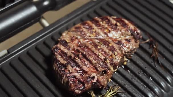 Bife de rolo de olho de mandril apetitoso pronto para comer, carne marinada grelhada suculenta . — Vídeo de Stock