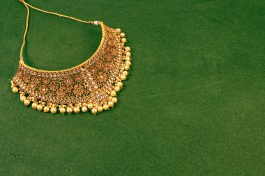 Orijinal Geleneksel Hint Mücevherleri. Karanlık Arkaplanda Kolye. Düğünde Boyun 'da, Festivallerde ve Diğer Olaylarda Giyin. Web Sitesi, Yazdırma ve Mobil Uygulama için çok kullanışlı bir resim.