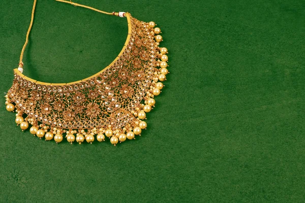 Auténtico collar de joyería tradicional india sobre fondo oscuro. Use en el cuello en la boda, festivales y otras ocasiones. Imagen muy útil para sitio web, impresión y aplicación móvil . —  Fotos de Stock