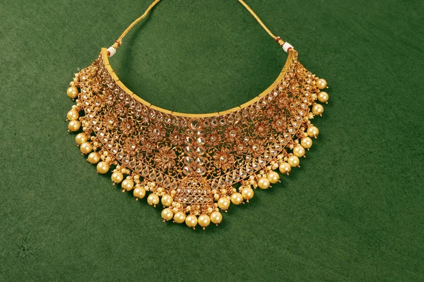 Auténtico collar de joyería tradicional india sobre fondo oscuro. Use en el cuello en la boda, festivales y otras ocasiones. Imagen muy útil para sitio web, impresión y aplicación móvil . — Foto de Stock