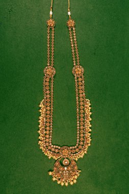Orijinal Geleneksel Hint Mücevherleri. Karanlık Arkaplanda Kolye. Düğünde Boyun 'da, Festivallerde ve Diğer Olaylarda Giyin. Web Sitesi, Yazdırma ve Mobil Uygulama için çok kullanışlı bir resim.