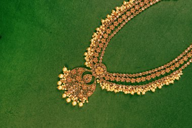 Orijinal Geleneksel Hint Mücevherleri. Karanlık Arkaplanda Kolye. Düğünde Boyun 'da, Festivallerde ve Diğer Olaylarda Giyin. Web Sitesi, Yazdırma ve Mobil Uygulama için çok kullanışlı bir resim.