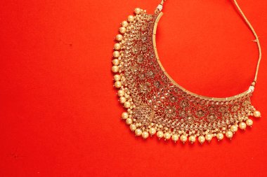 Orijinal Geleneksel Hint Mücevherleri. Karanlık Arkaplanda Kolye. Düğünde Boyun 'da, Festivallerde ve Diğer Olaylarda Giyin. Web Sitesi, Yazdırma ve Mobil Uygulama için çok kullanışlı bir resim.